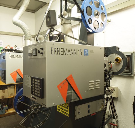 Analoger 35 Millimeter Filmprojektor der Marke Ernemann